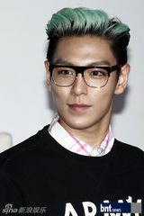 组图：BigbangTOP出席某服饰品牌20周年庆祝晚会