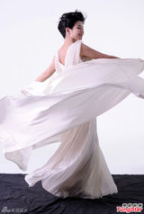 53岁钟楚红典雅写真 置身浪漫花海裙角飞扬(图)