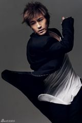 组图：许绍洋型男写真曝光 黑白光影扣人心弦