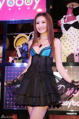 组图：安心亚低胸性感出席活动 盼桃花欲去香港血拼