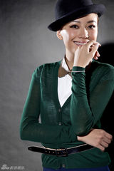 组图：应采儿拍大片玩双生 别出心裁展互动趣味