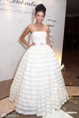 组图：陈嘉桓出席名品婚纱秀 亲自上阵展示婚纱