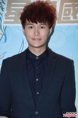 组图：郑欣宜崩溃悼念亡母 许廷铿粉碎同志传闻