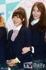 组图：少女时代穿牛仔裤赴派对 显完美曲线