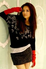 高清组图：金孝妍代言照弃纯情 爆炸头破皮裤奔放