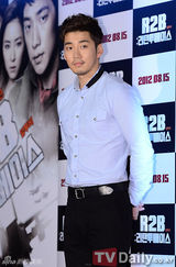 组图：崔始源李孝利等帅气参加《重返基地》首映会