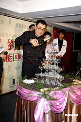 幻灯图：刘家昌小巨蛋开唱 萧敬腾甄妮等道贺