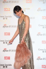 组图：陈燃手抓毛绒亮相街拍盛典不忘歪脖卖萌