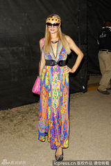 组图：帕丽斯携男友亮相音乐节 深V花裙秀春光