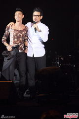 组图：关楚耀开唱献大尺度歌舞 歌神张学友助阵