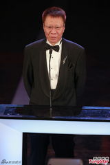 组图：香港金牌摄影师黄岳泰颁奖礼登台致辞