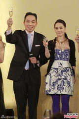 组图：谢霆锋出席英皇春茗 姗姗来迟拒受访