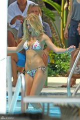 组图：莱奥纳多现任女友泳池边大秀比基尼