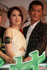 组图：杨千嬅大笑展本色 不慎失守胸垫侧露