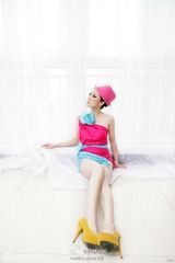 组图：芙蓉姐姐粉嫩写真玩清新 PS过度腿变形