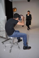 组图：刘德华出道30年将开唱 造型百变拍宣传海报