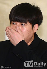 组图：SJ利特送别至亲悲痛欲绝 始源等团员抬棺