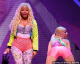 组图：麻辣鸡个唱粉丝强行上台 与保镖激烈扭打