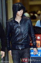 组图：韩星金秀贤结束英国行程返韩