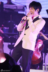 组图：张靓颖曹格缅怀邓丽君 亲密对唱