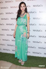 组图：AngelaBaby绿裙妖艳 薛凯琪备战红馆个唱