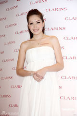 组图：许玮宁低胸连衣裙亮相 称相信阮经天说词