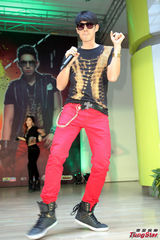 组图：吴建豪不惧跳水危险 盼能放假休息