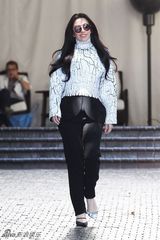 组图：LadyGaga身着高领毛衣金鸡独立引围观