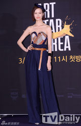 组图：郑丽媛搭档超模宋庆儿主持艺术选秀节目