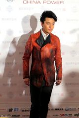 组图：贾乃亮红衣亮相精品盛典获领潮男星奖