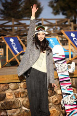 组图：江疏影冬日写真冰肌雪肤展温暖笑靥