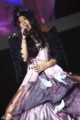 高清：周笔畅巡演上海完美收官 征服观众万人合唱