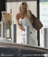 幻灯：艳星安德森浴巾裹身逛街 真空上阵不惧狗仔