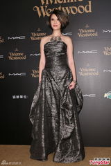 组图：伍佰着及膝裙压轴走秀 杨乃文飘逸相伴