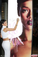 组图：蕾哈娜现身香港迟到两小时两分钟快闪