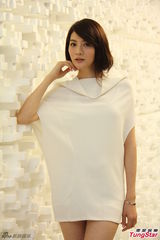 组图：吴亚馨拍宣传照秀美腿 似已走出过去阴影