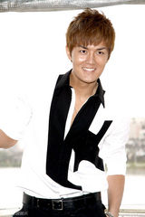 组图：吴克群为新专辑庆功 展现帅气笑容