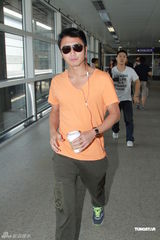 组图：谢霆锋潮装上海回港 拒回应为拉姑庆生