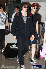 组图：韩团INFINITE和U-KISS机场显潮范儿