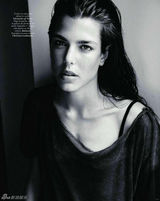 组图：摩纳哥王室二公主冷艳造型登《Vogue》