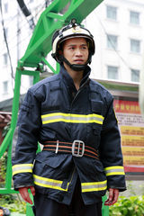 组图：何晟铭走入消防  体验“烈火雄心”