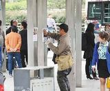 组图：刘德华扮农民工坐网吧 邻座淡定打游戏