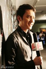 幻灯图；冯绍峰出席艺术展 时尚贵气受关注