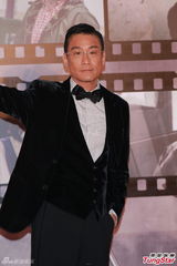 组图：梁家辉亮相金像奖红毯 举手致意