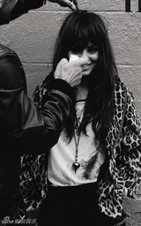 组图：米娜-古妮丝登杂志封面 大秀颓废性感气质