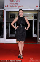 幻灯图：《发明之父》首映 三女星艳丽裙装比美