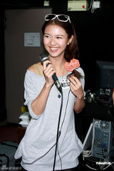 幻灯图：莫文蔚黑衣扮潮女 薛凯琪懒理“艳照门”