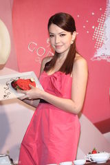 高清组图：许玮宁亲自下厨 爱心巧克力送阮经天