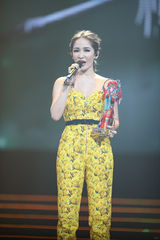 组图：李宇春榜中榜揽3奖 蔡依林险走光