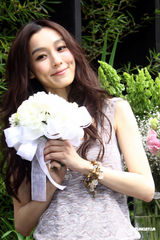 组图：范玮琪练习抛捧花 提前体验当新娘